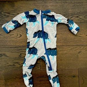 Preemie kickeepants onesie in almost new condition. Worn 2 times!